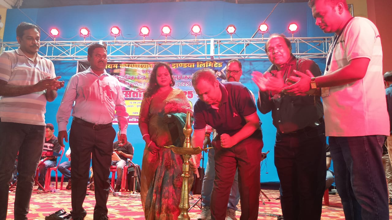 Jadugora : दो दिवसीय संगीत संध्या में कराउके ग्रुप ने लोगों को खूब झुमाया