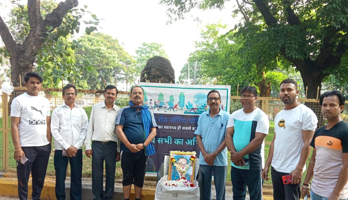 Jamshedpur : जॉगिंग-वॉकिंग ग्रुप के संस्थापक ने सदस्यों के साथ डॉ. भीमराव अंबेडकर की जयंती मनाई