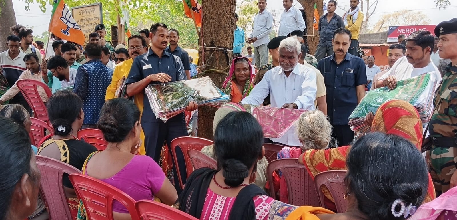 Adityapur : डॉक्टर भीमराव अंबेडकर जयंती पर पूर्व मुख्यमंत्री चंपई सोरेन ने किया साड़ी वितरण