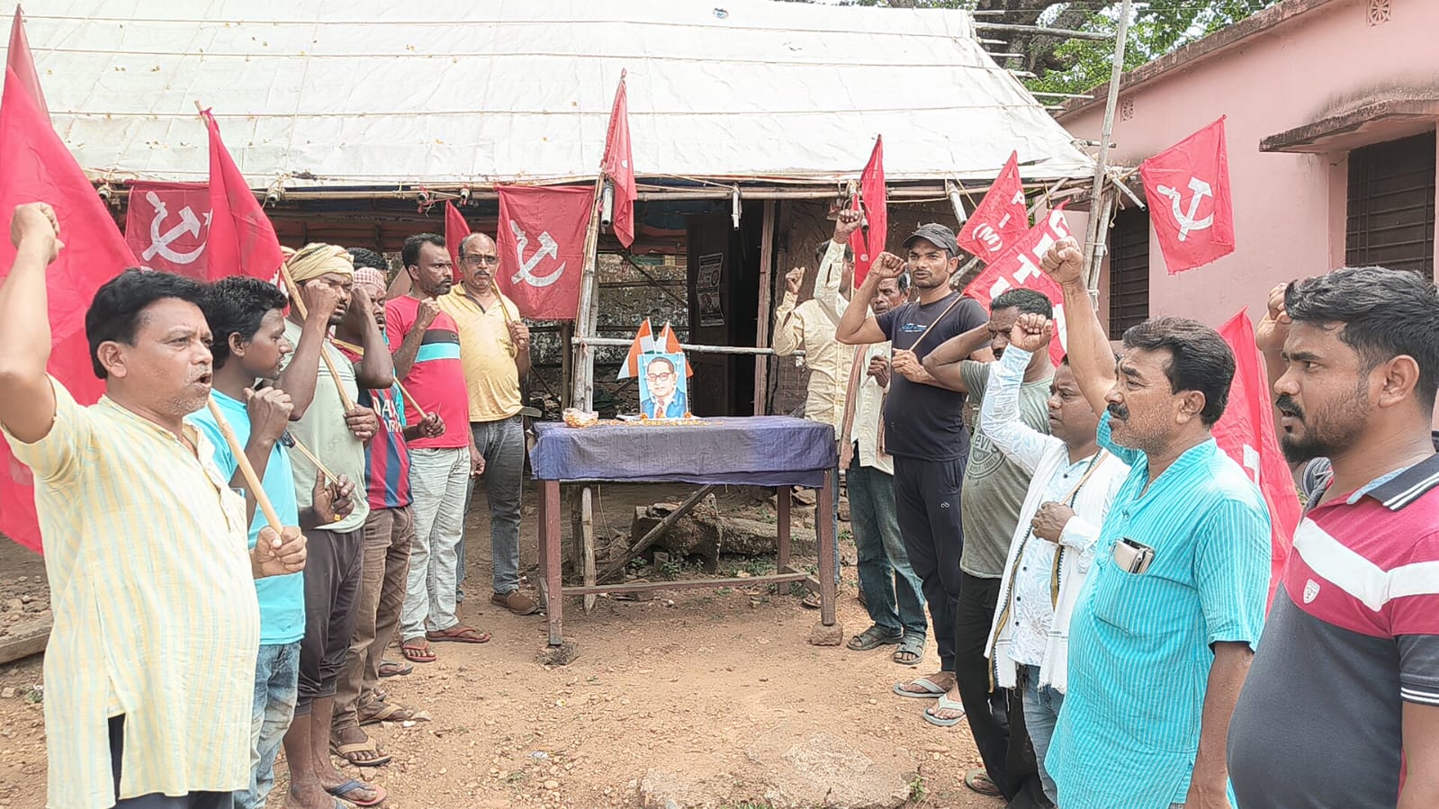 Baharagora: सीपीआई(एम) पार्टी कार्यालय में बाबा साहेब अंबेडकर की  मनाई गई जयंती