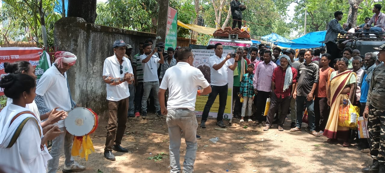 Chaibasa : हाटगम्हारिया में नुक्कड़ नाटक के जरिए जंगल संरक्षण का जागरूकता संदेश