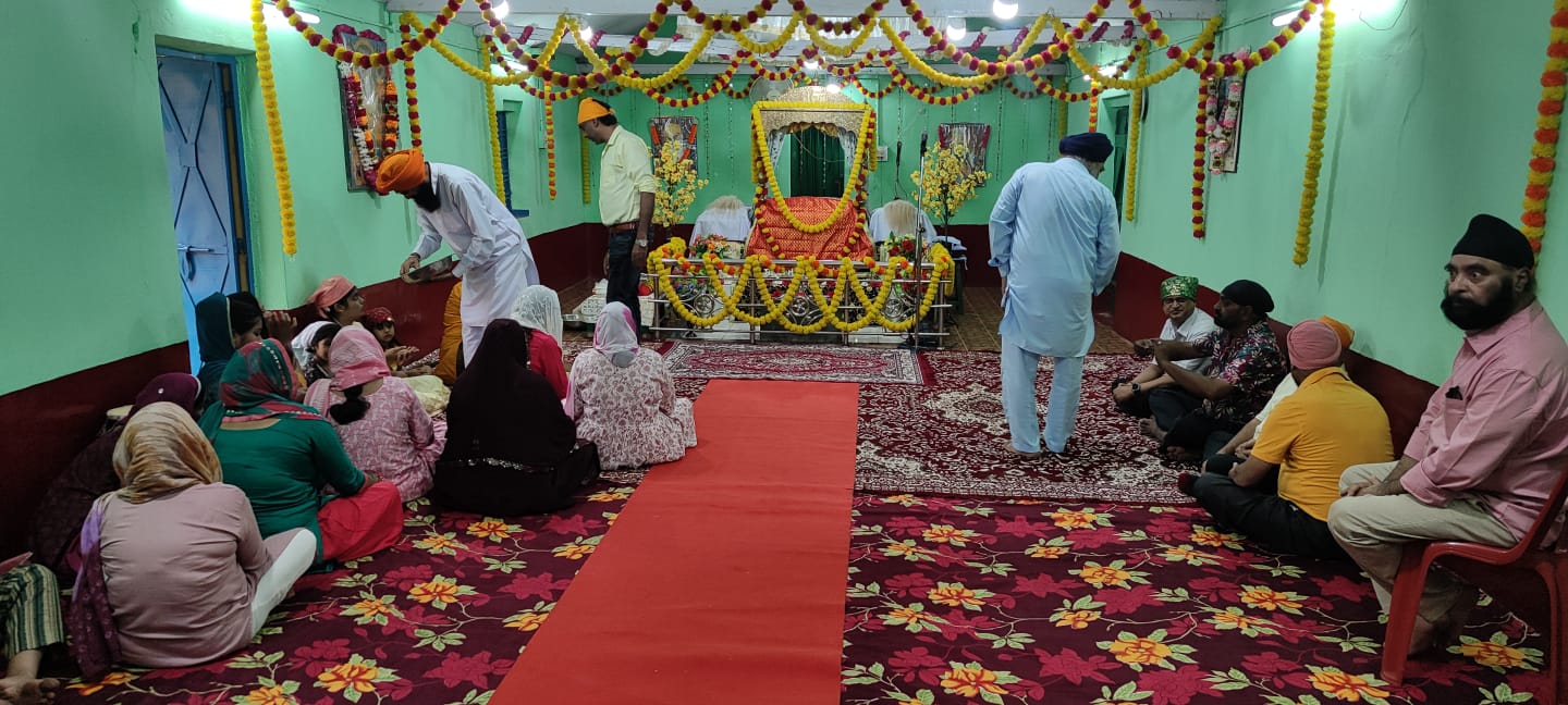 Gua : बैशाखी पर्व पर निशान साहब को दुध, दही से स्नान कराकर बदला गया चोला