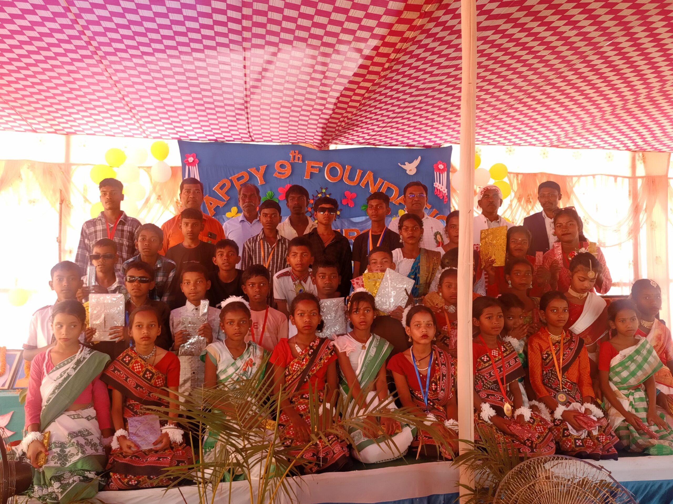 Chaibasa: रविन्द्र बाल संस्कार स्कूल ने मनाया 9वां स्थापना दिवस, बच्चों को मिला उड़ान का संदेश