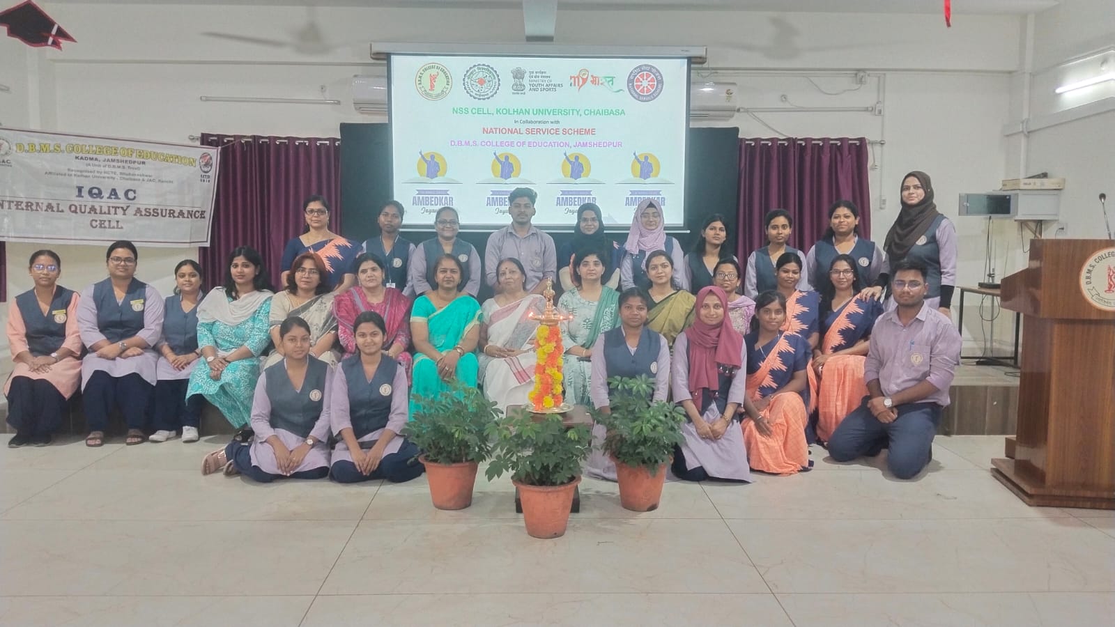 DBMS College: अंबेडकर जयंती पर छात्रों ने किया संविधान की प्रस्तावना का पाठ