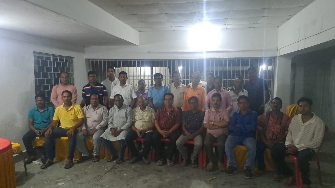 Saraikela: शशधर आचार्य के खिलाफ छऊ कलाकारों की आपात बैठक – 24 घंटे में माफ़ी नहीं मांगी तो होगा पुतला दहन