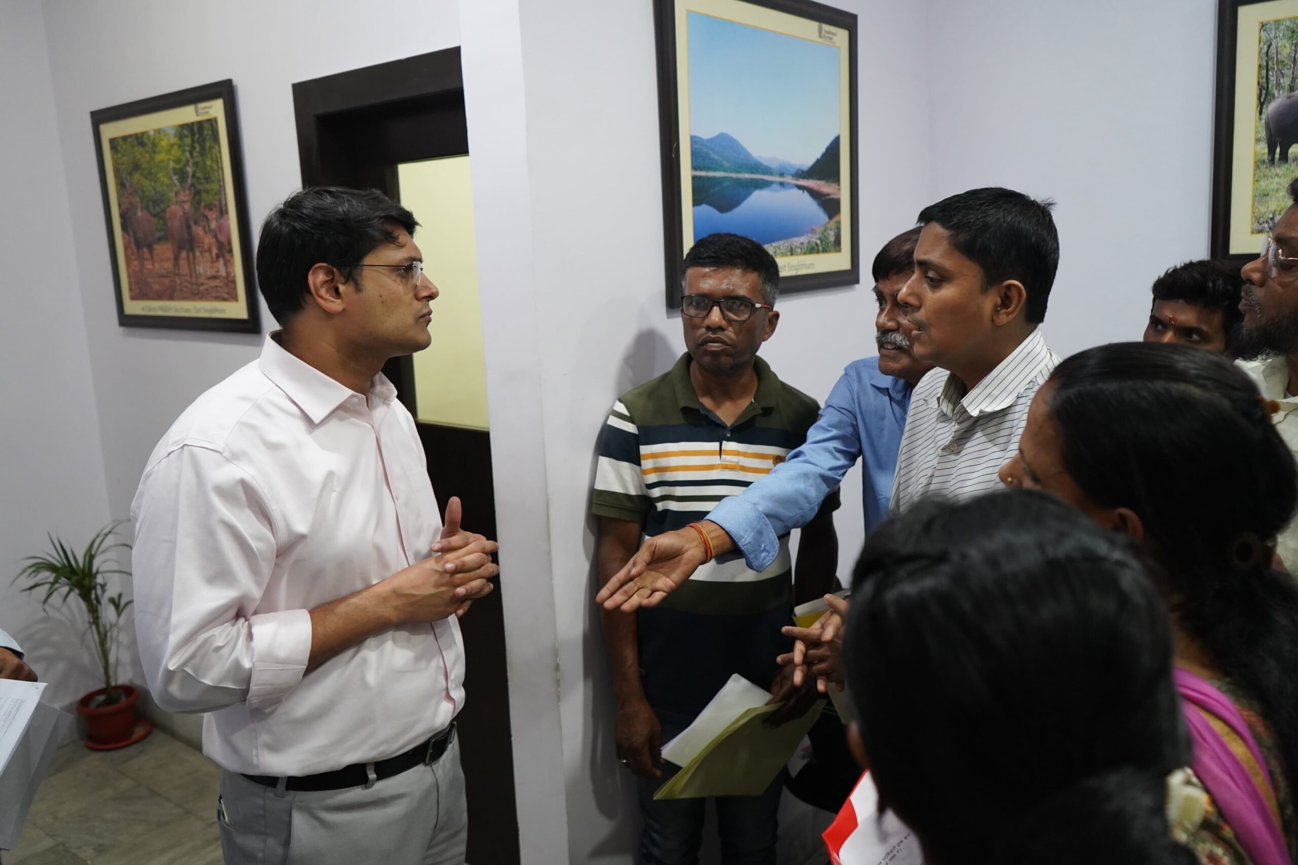 Jamshedpur : डीसी ने जनता दरबार में सुनी आमलोगों की समस्याएं, आवेदनों का हुआ ऑन द स्पॉट समाधान