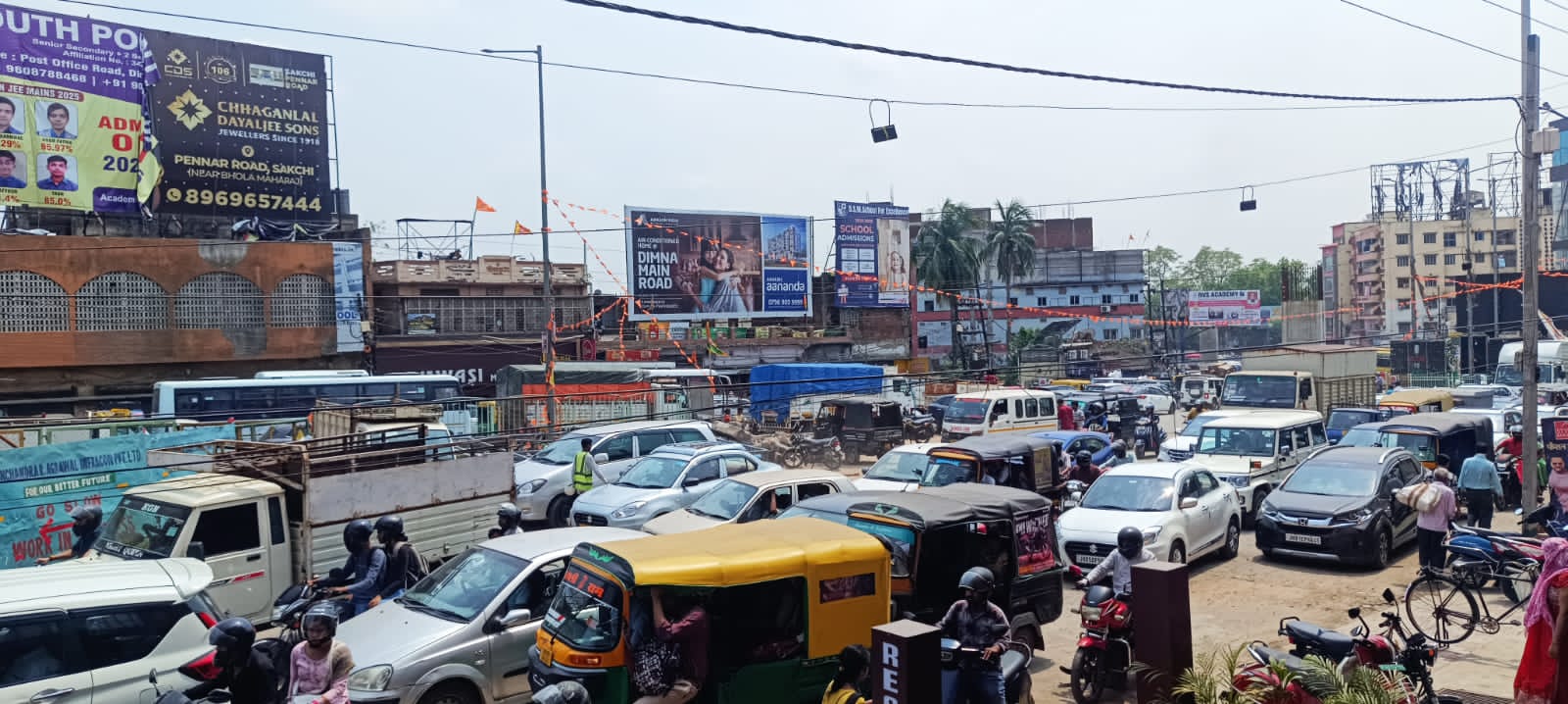 Jamshedpur: जाम में उलझा शहर, हेलमेट पर निगाह, ट्रैफिक से बेपरवाह प्रशासन, कब मिलेगा राहत का रास्ता?