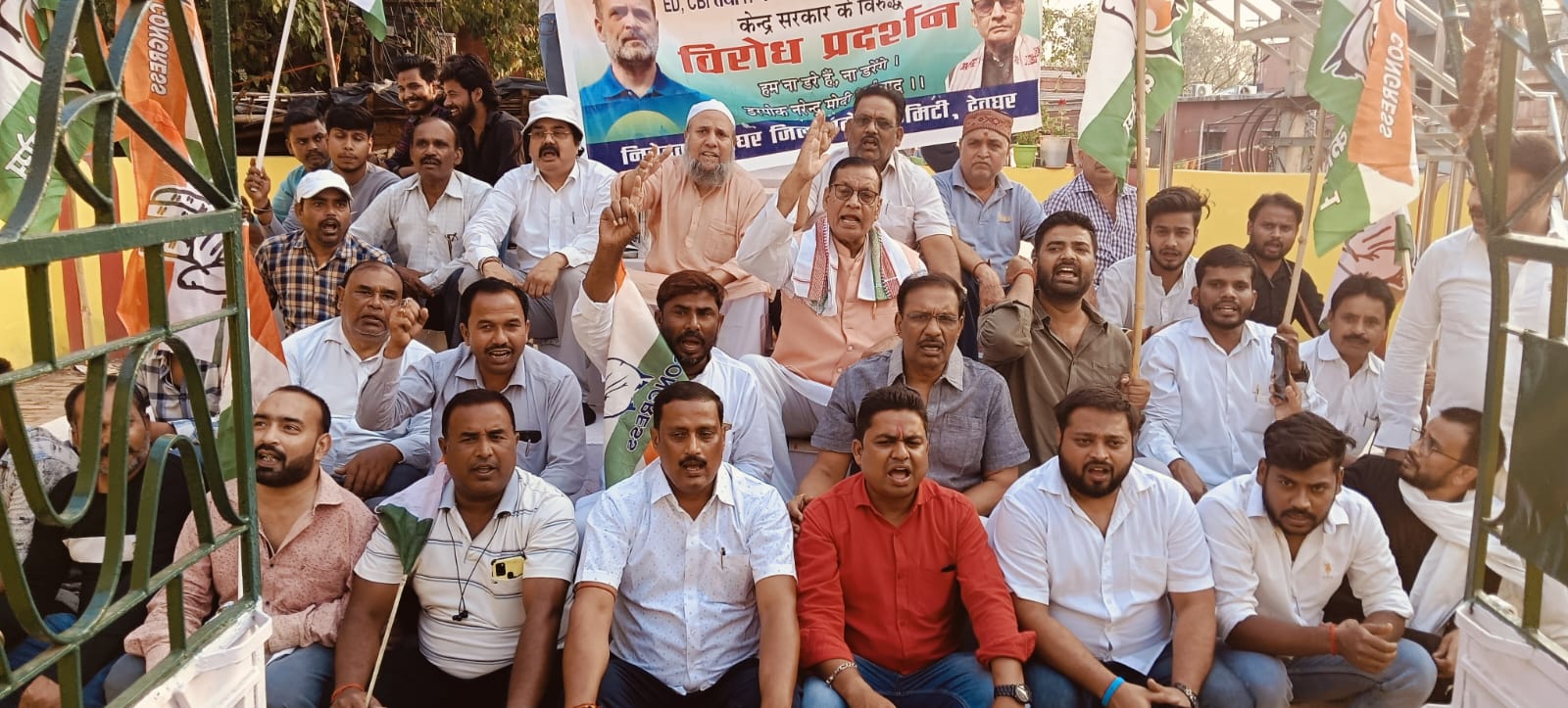 Deoghar: ED की चार्जशीट के विरोध में कांग्रेस का उग्र प्रदर्शन, टावर चौक पर पुतला दहन – देखें Video