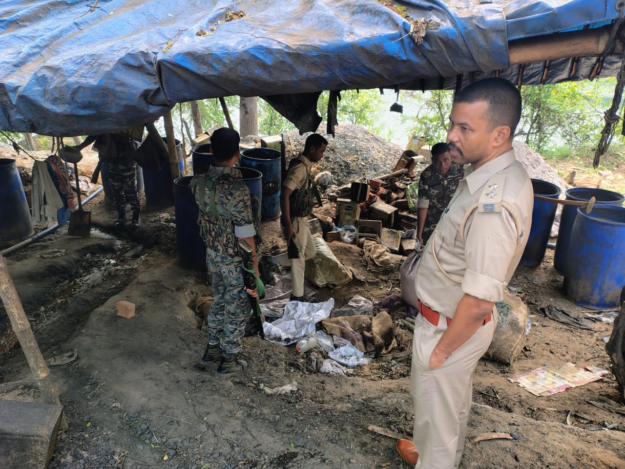 Saraikela: जंगलों में छिपे शराब अड्डों पर चला प्रशासन का डंडा, बड़ी मात्रा में महुआ शराब और जवा बरामद