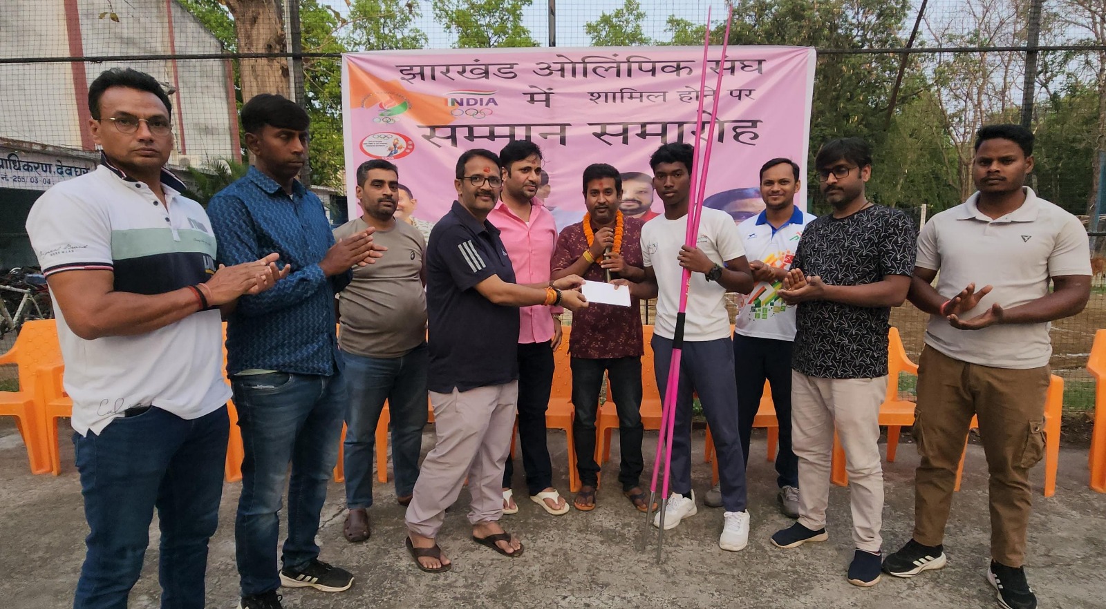 Deoghar: एथलीट विष्णु मुर्मू को डॉ. सुनील खवाड़े ने भेंट किया जेवलिन, 10 हजार रुपये की नकद राशि भी मिली