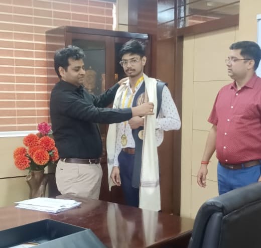 Jharkhand: किकबॉक्सिंग लीग में कार्तिक शौर्य ने जीता गोल्ड एवं चैंपियनशिप बेल्ट, DC ने किया सम्मानित