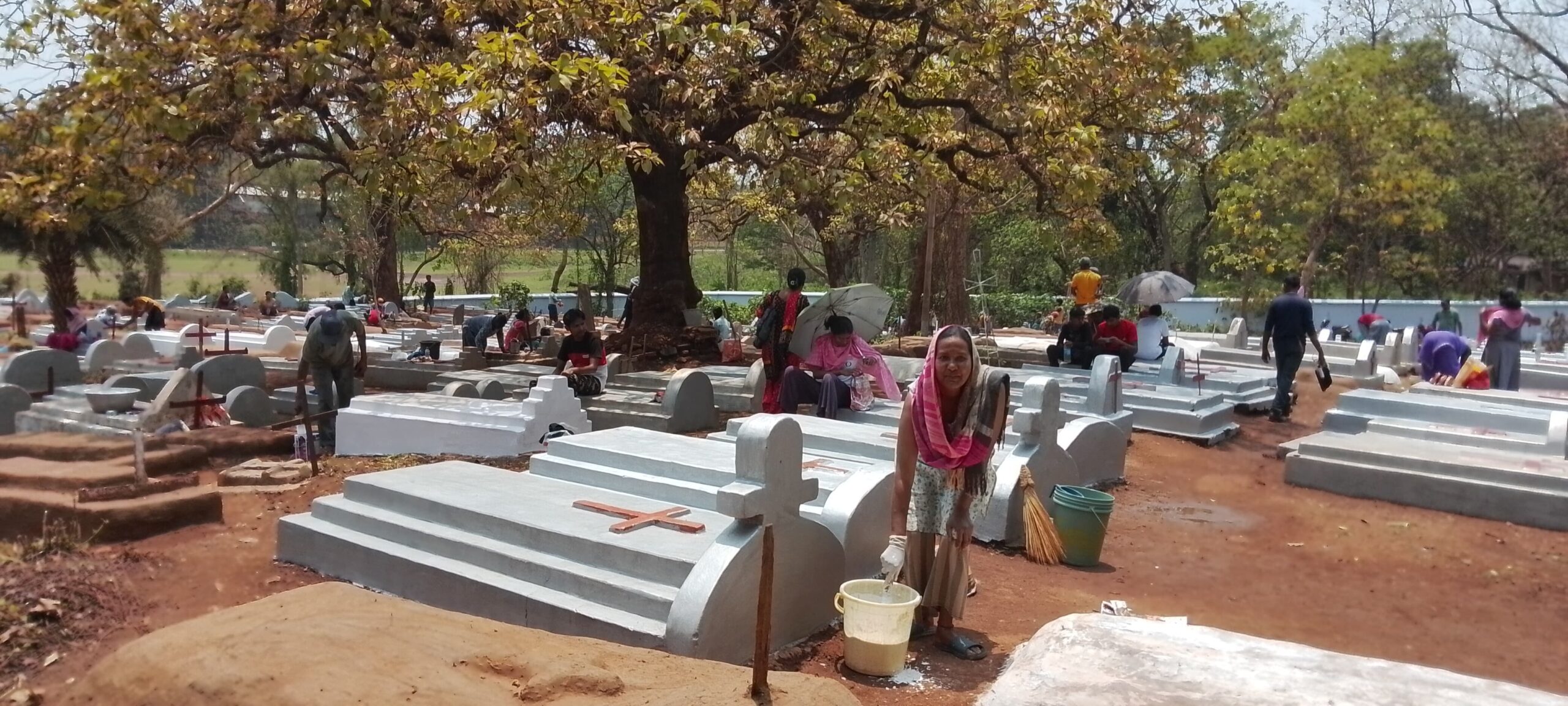 Easter की तैयारी में जुटा क्रिश्चियन समाज, पूर्वजों की स्मृति में सजाए गए कब्र, किया गया रंग-रोगन व सफाई कार्य