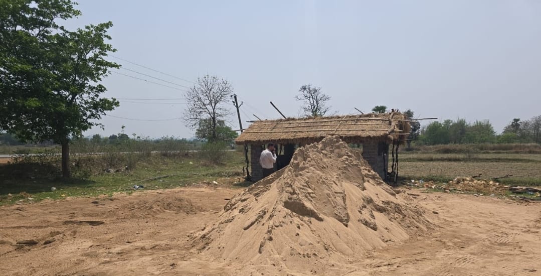 Potka: ओम शिवम इंटरप्राइजेज और रामू पात्रों पर केस, मिला अवैध बालू स्टॉक