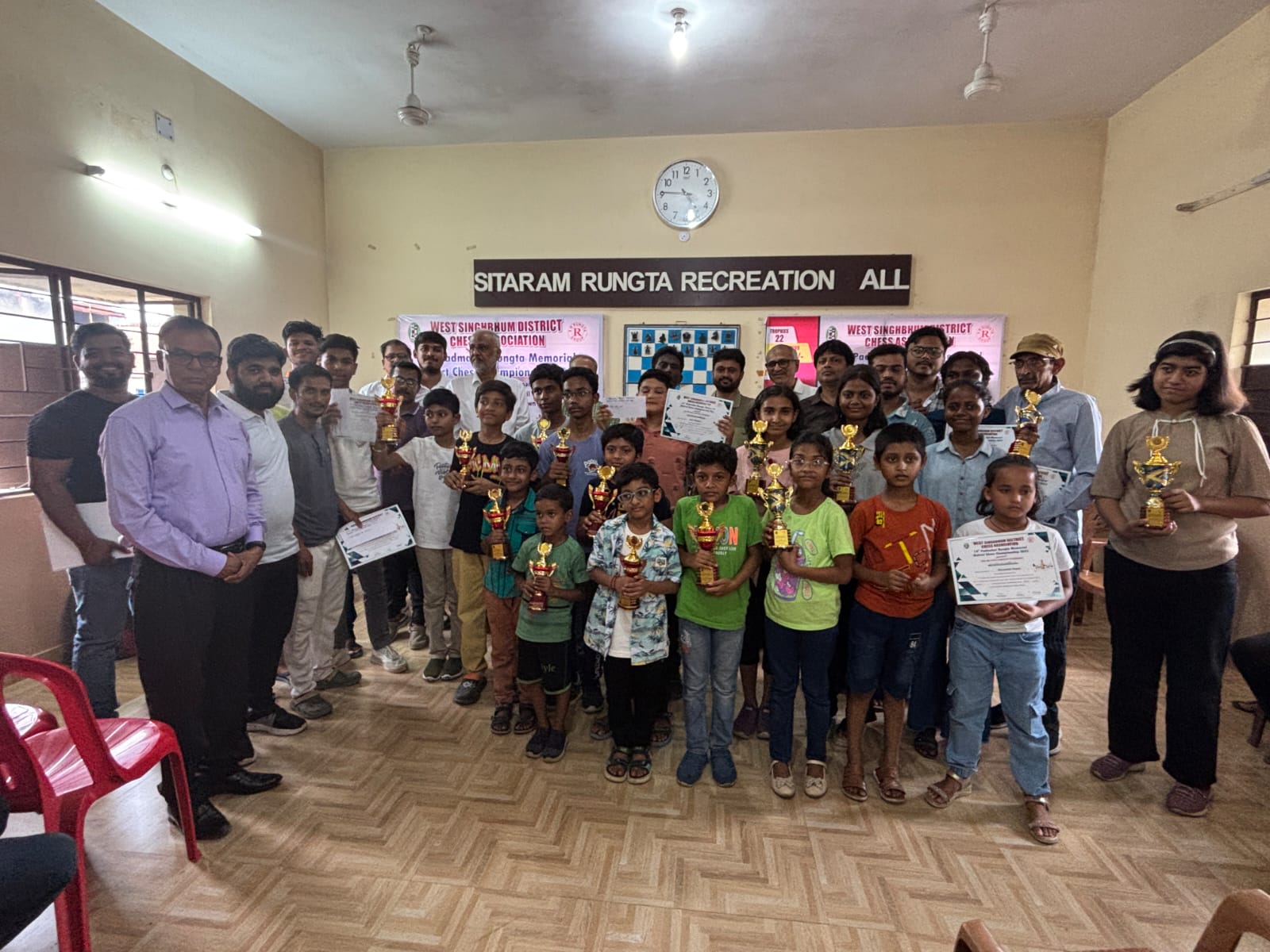 Rungta Chess Competition: चुपचाप बिछी बिसात पर बड़ा धमाका, 57 वर्षीय उमेश साव ने जीता जिला शतरंज खिताब
