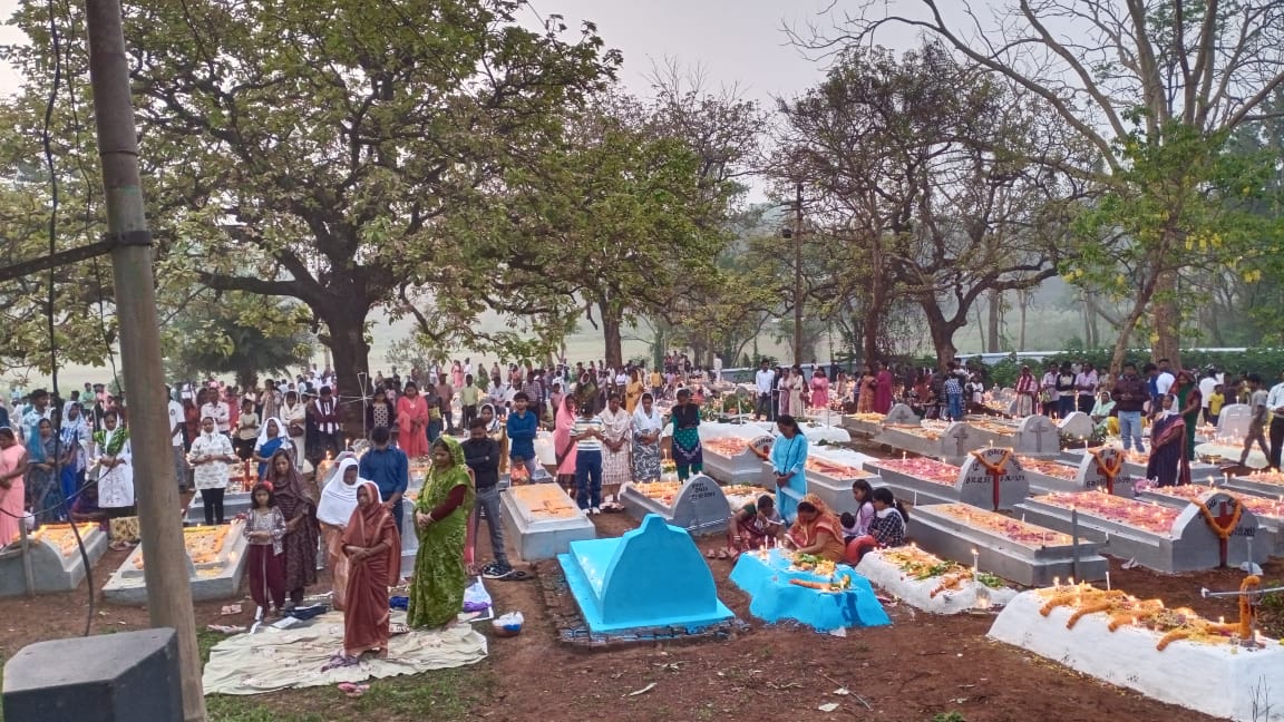 Easter Sunday: ईसाई समुदाय ने मनाया ईस्टर- कब्रों पर जली मोमबत्तियाँ, गूंजा प्रभु यीशु का प्रेम संदेश