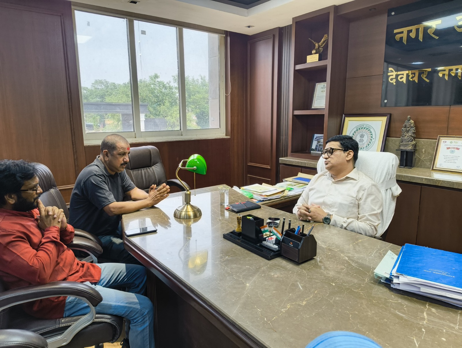 Deoghar: बस स्टैंड के मुद्दे पर नगर आयुक्त से मिले झामुमो नेता सूरज झा, दिया यह सुझाव