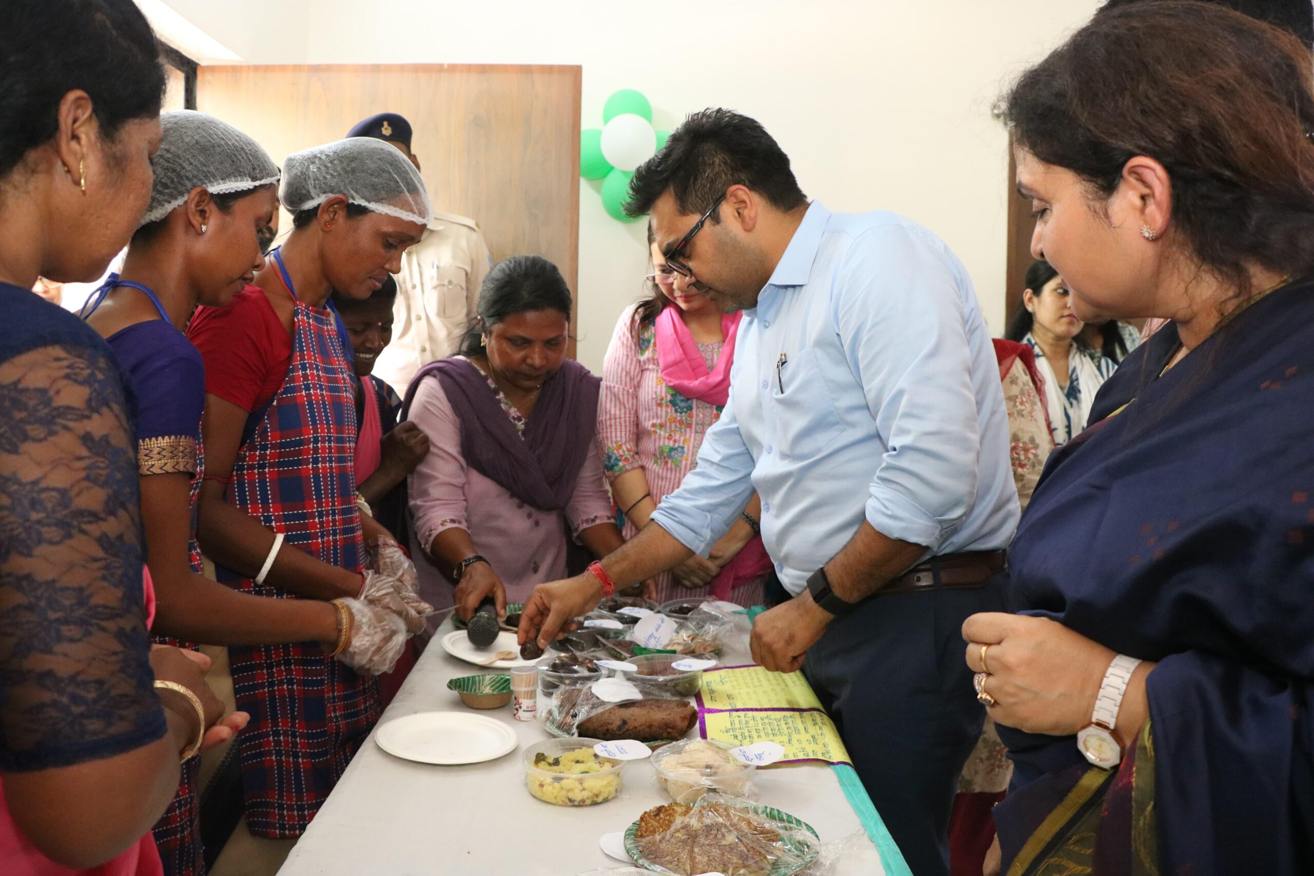 Chaibasa: जिला स्तरीय पाक कला प्रतियोगिता, स्थानीय व्यंजन बने आकर्षण का केंद्र