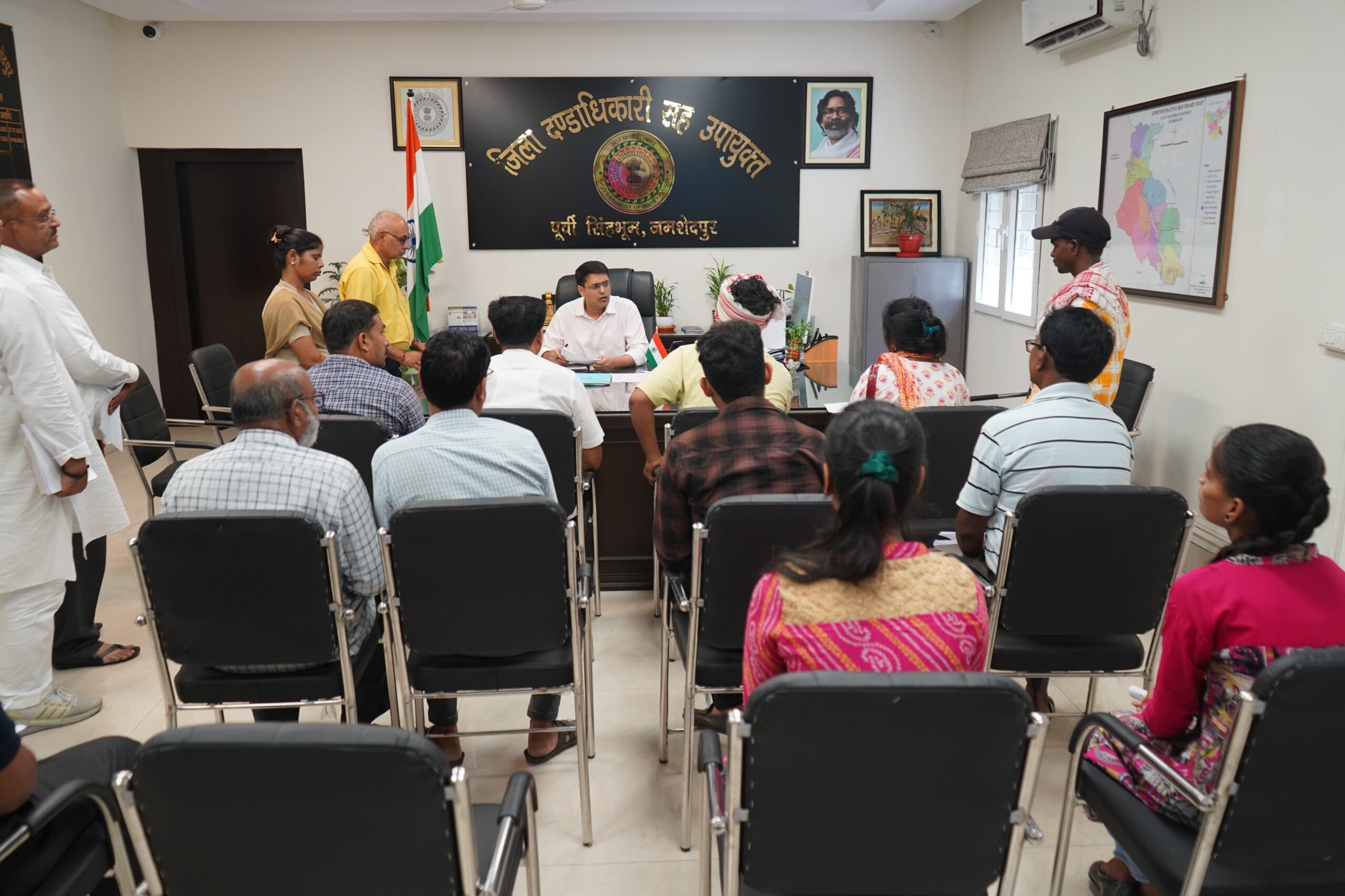 Jamshedpur: जनता दरबार में समस्याओं का समाधान, उपायुक्त ने सुनी नागरिकों की फरियाद