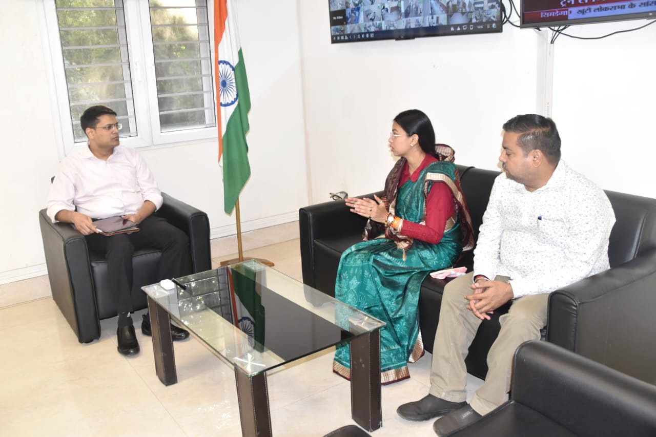 Jamshedpur: गांधी आश्रम जल हादसे पर विधायक पूर्णिमा साहू ने जिला उपायुक्त से की मुलाकात