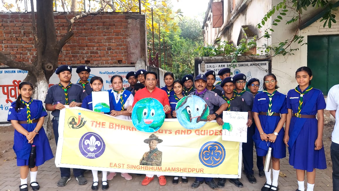 Jamshedpur: भारत स्काउट एंड गाइड ने पृथ्वी दिवस पर बच्चों के साथ मिलकर किया पौधारोपण