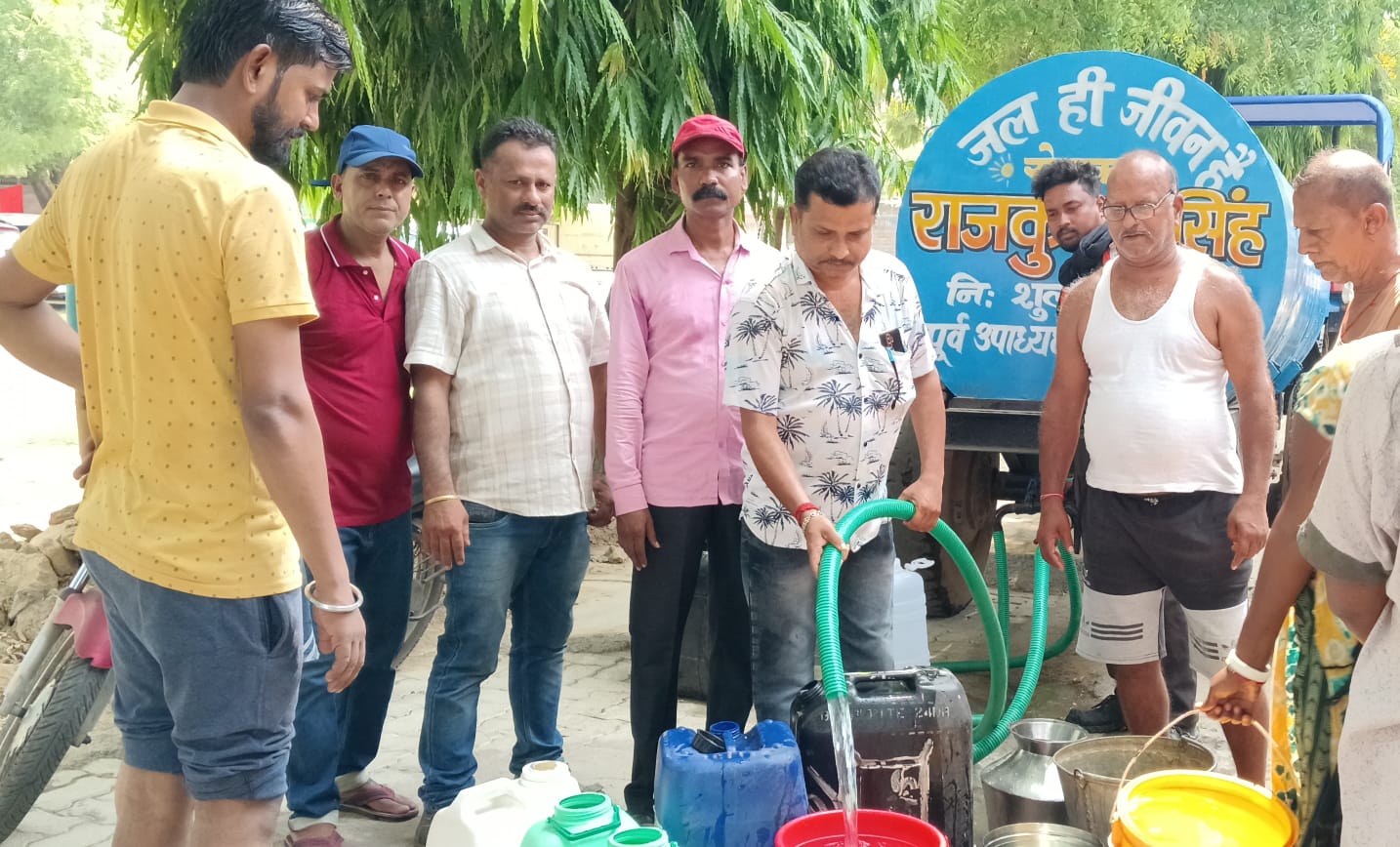 Jamshedpur: पूर्व जिला परिषद उपाध्यक्ष बंटवा रहे पानी, गर्मी भर नहीं होगी कोई परेशानी