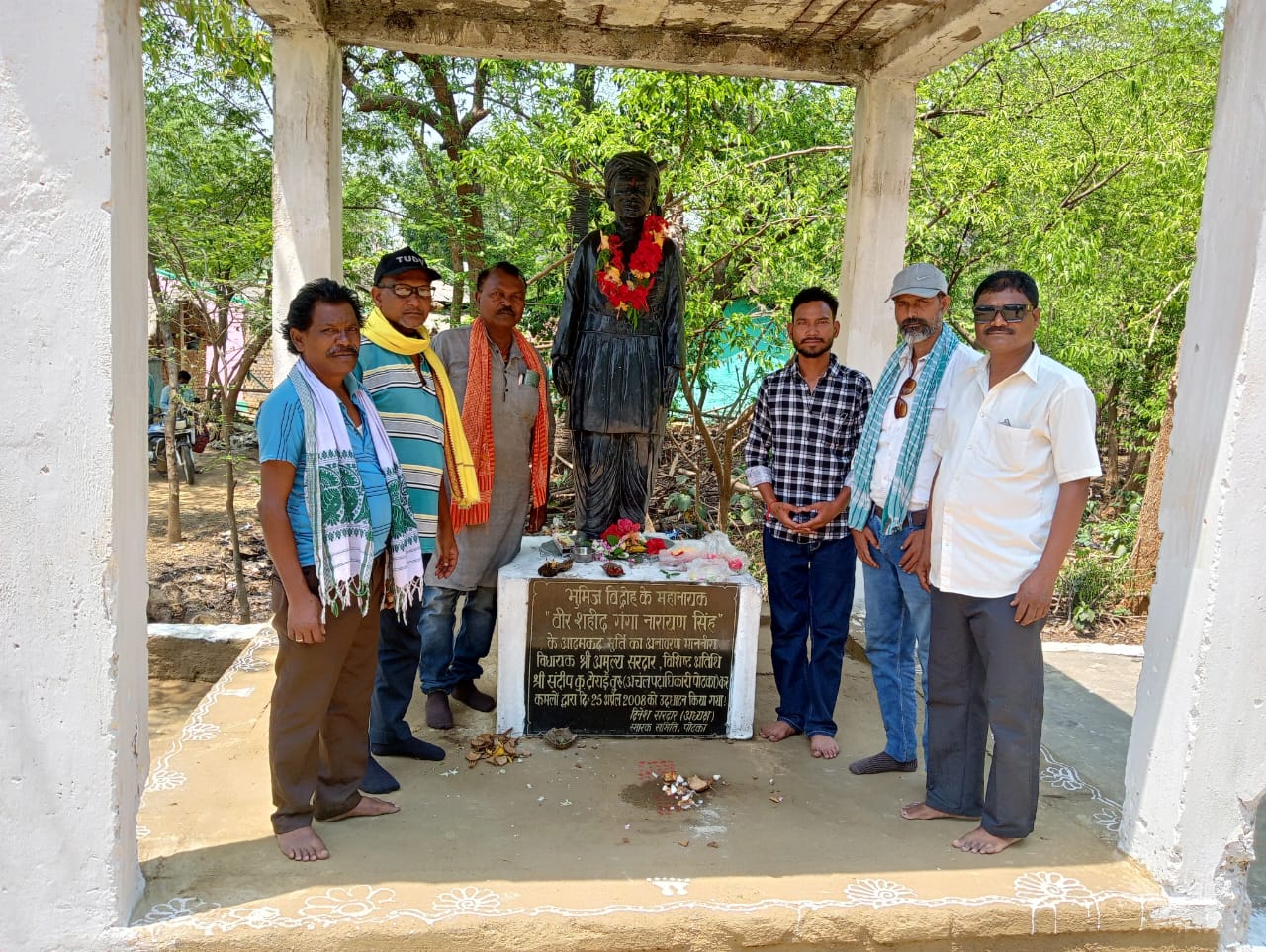 Potka : कांग्रेसियों ने वीर गंगा नारायण सिंह को पुष्प अर्पित कर किया याद