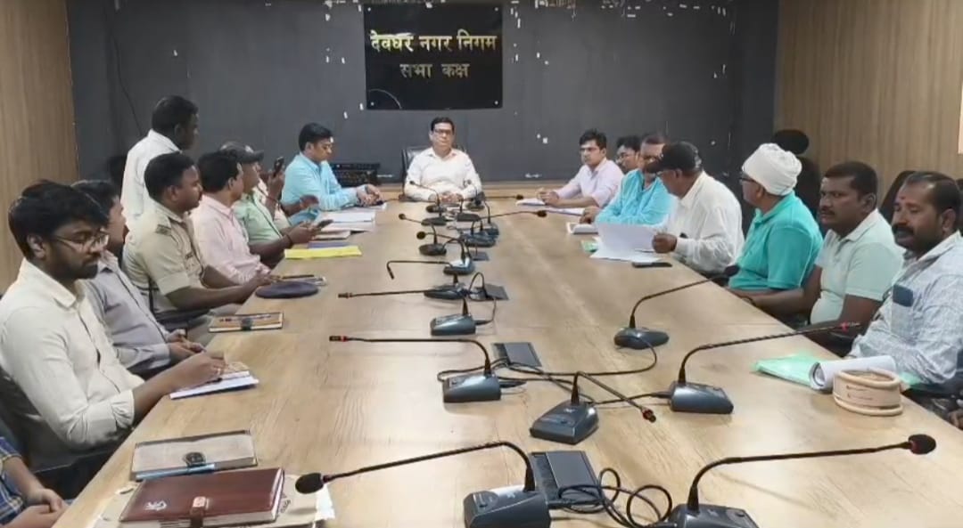 Deoghar: देवघर हड़ताल के 16वें दिन बस एसोसिएशन और नगर आयुक्त के बीच बैठक, रूट प्लान पर चर्चा