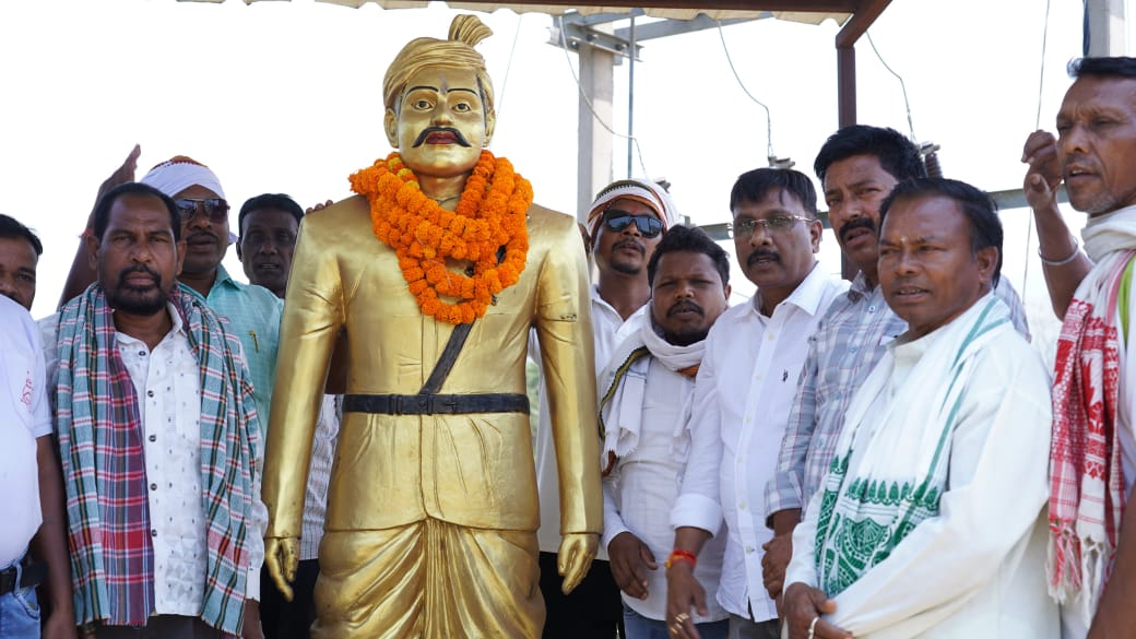 Saraikela: आजसू पार्टी के केंद्रीय महासचिव ने चुआड़ विद्रोह के महानायक गंगा नारायण को दी श्रद्धांजलि