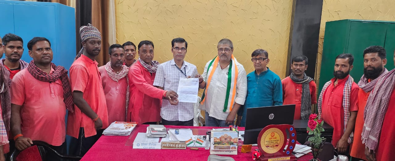 Deoghar: रेलवे में प्राइवेट कुलियों की भर्ती पर रोक लगाने की उठी मांग