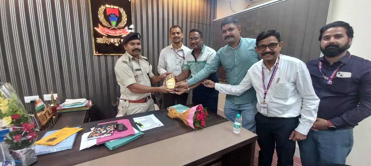Adityapur : ACIB के पदाधिकारियों ने नए थाना प्रभारी को पुष्प गुच्छ व स्मृति चिन्ह देकर किया सम्मानित