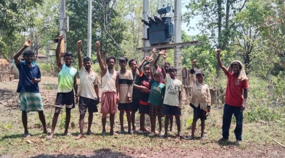 Chaibasa: भीषण गर्मी में बिजली और पानी संकट से लड़ रहा है यह गांव, शिक्षा और स्वास्थ्य सुविधाएं ठप