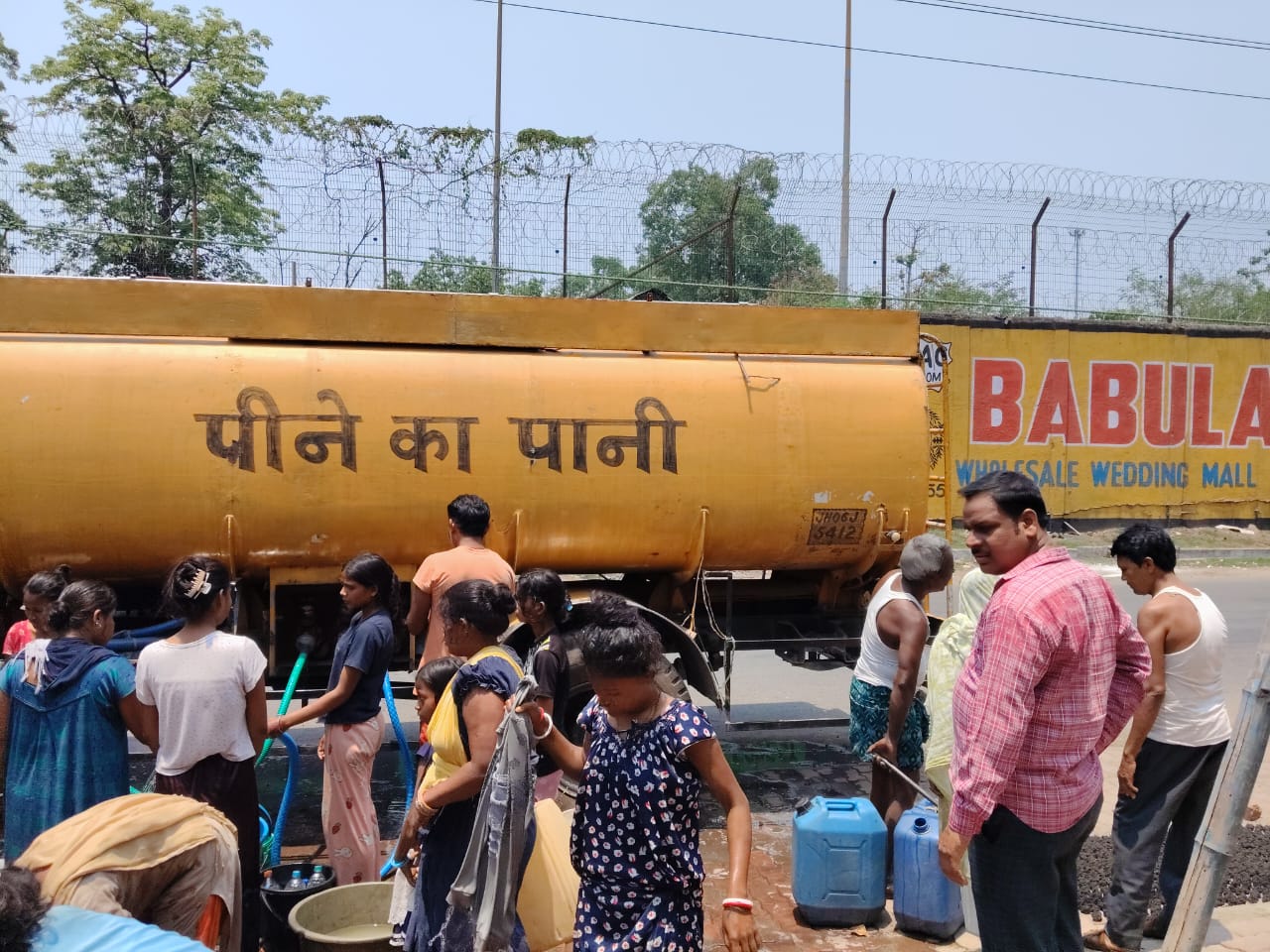 Jamshedpur: जुस्को पाइपलाइन के अभाव में गहराया संकट, बर्मामाइंस में टैंकर से जलापूर्ति शुरू