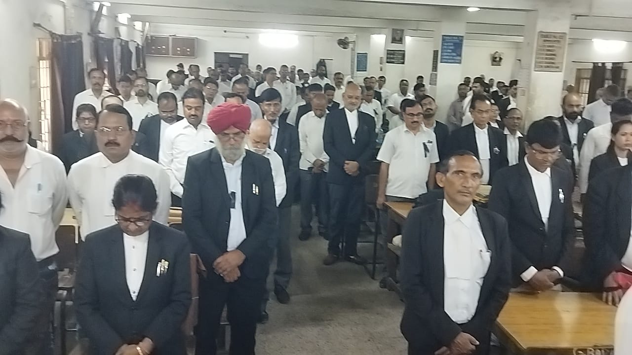 Jamshedpur: पहलगाम में 26 भारतीय नागरिकों के मारे जाने की घटना पर वकीलों ने की कार्रवाई की मांग, काला फीता बांधकर जताया विरोध