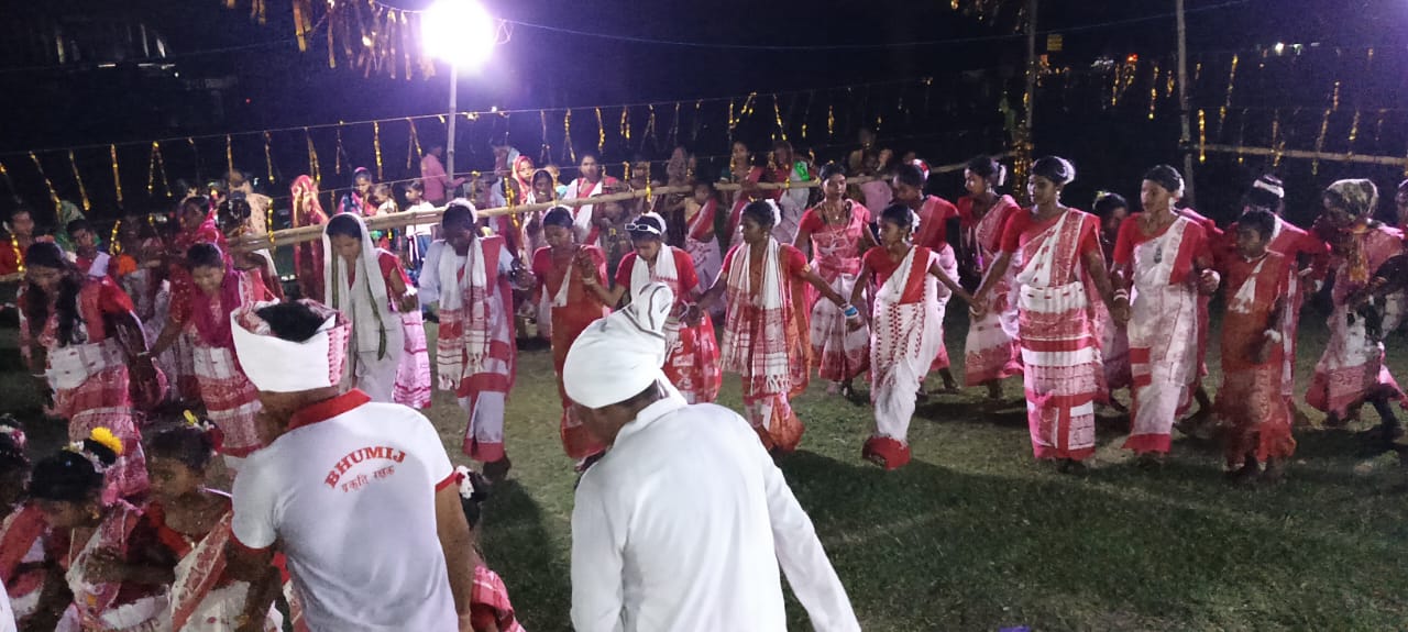 Chandil: सरहुल पर्व में दिखी आदिवासी संस्कृति की जीवंत झलक