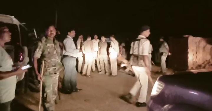 Saraikela: हिंदू लड़की को भगा ले गया मुस्लिम युवक, विरोध प्रदर्शन के दौरान दुकानों में आग – पुलिस बल पर हमला