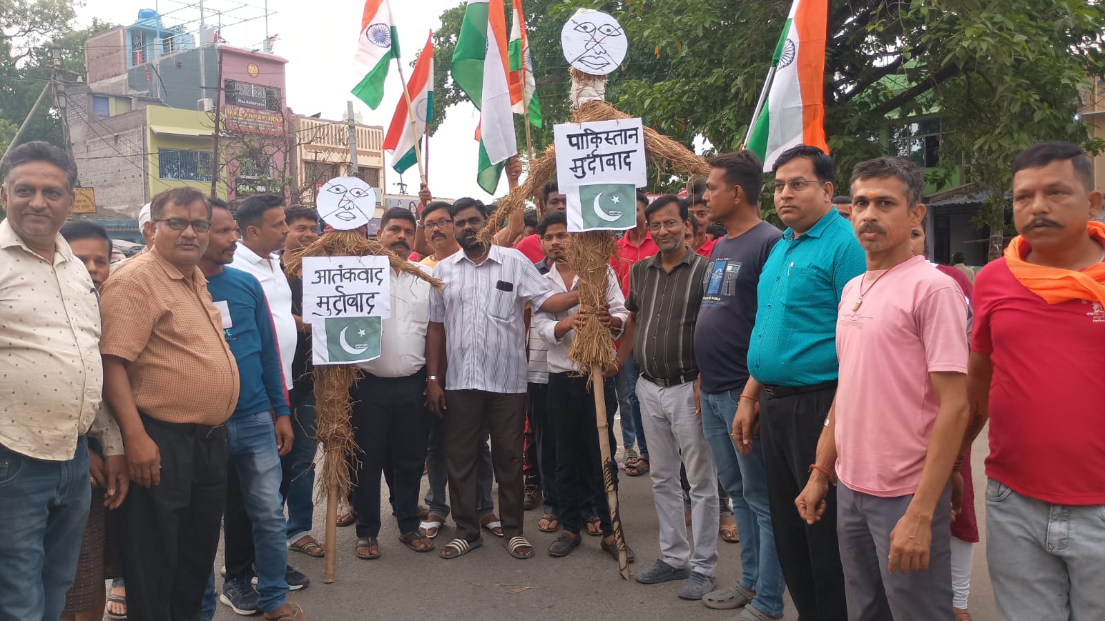 Jadugora: आतंकी हमले के विरोध में जादूगोड़ा में उबाल, हिंदू संगठनों ने निकाला आक्रोश जुलूस