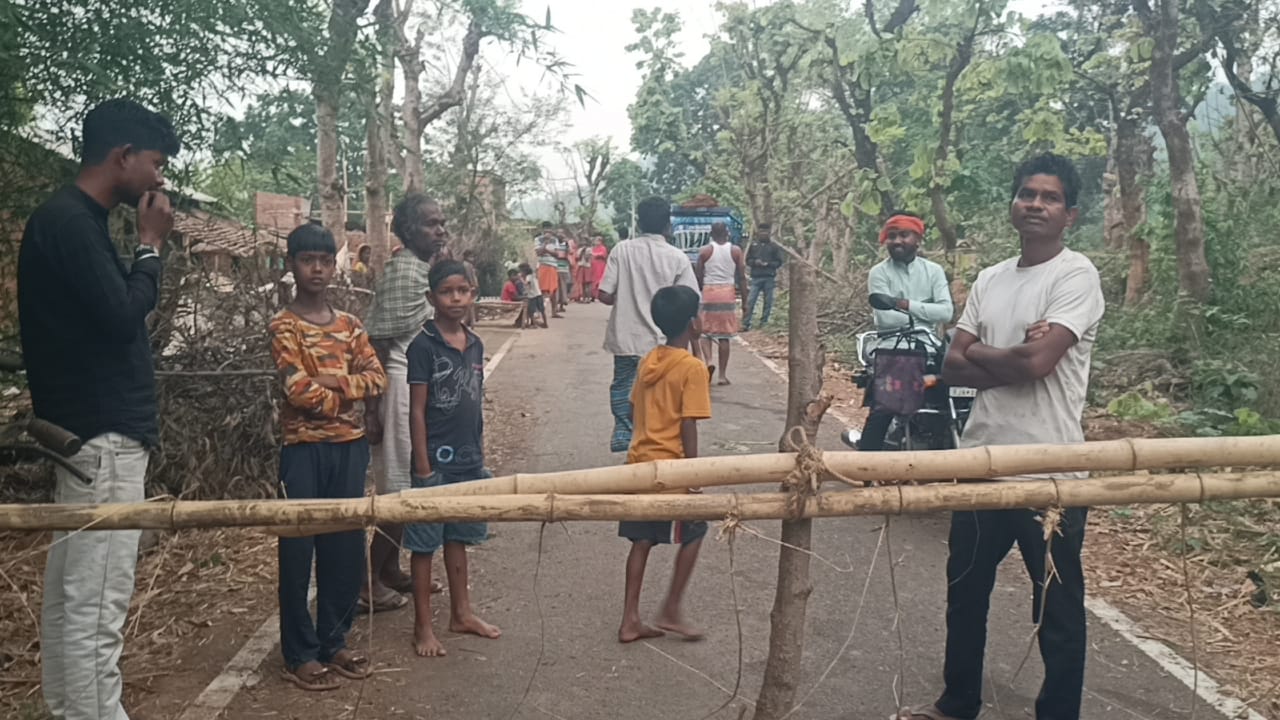 चांडिल : तुलग्राम गांव में दबंगों ने सड़क घेरा, पुलिस के हस्तक्षेप के बाद रास्ता खुला