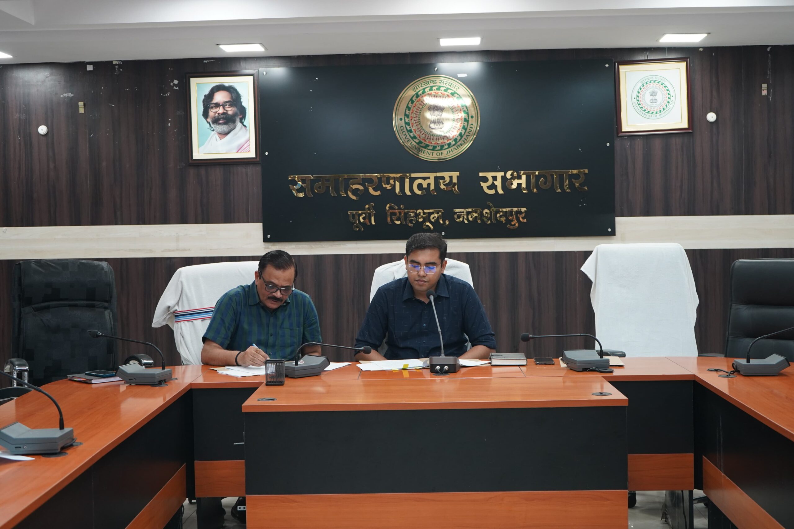 Jamshedpur: समाहरणालय में दूरसंचार विस्तार पर मंथन, ग्रामीण संचार सुविधा सशक्त बनाने के लिए टावर लगाने के निर्देश