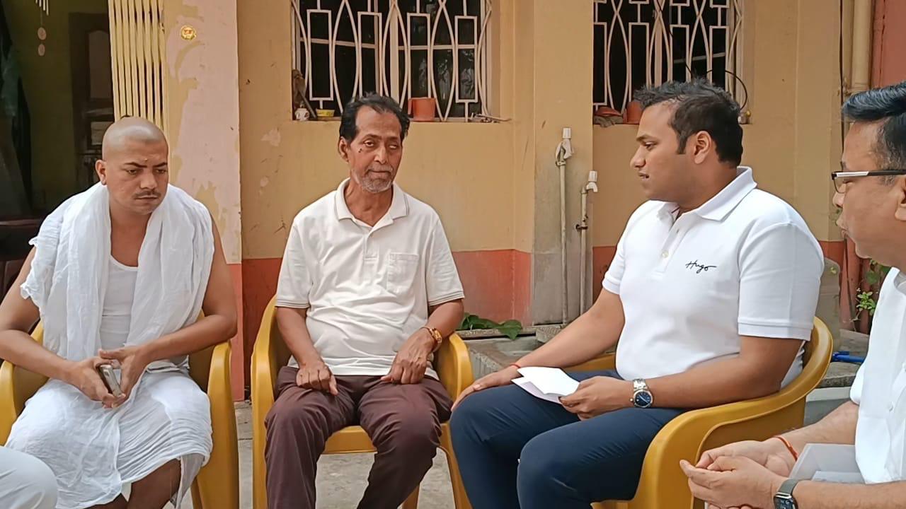 Jamshedpur : कुशल एजुकेशन फाउंडेशन ने शहीद आईबी ऑफिसर मनीष रंजन मिश्र के बच्चों की पढ़ाई का लिया जिम्मा