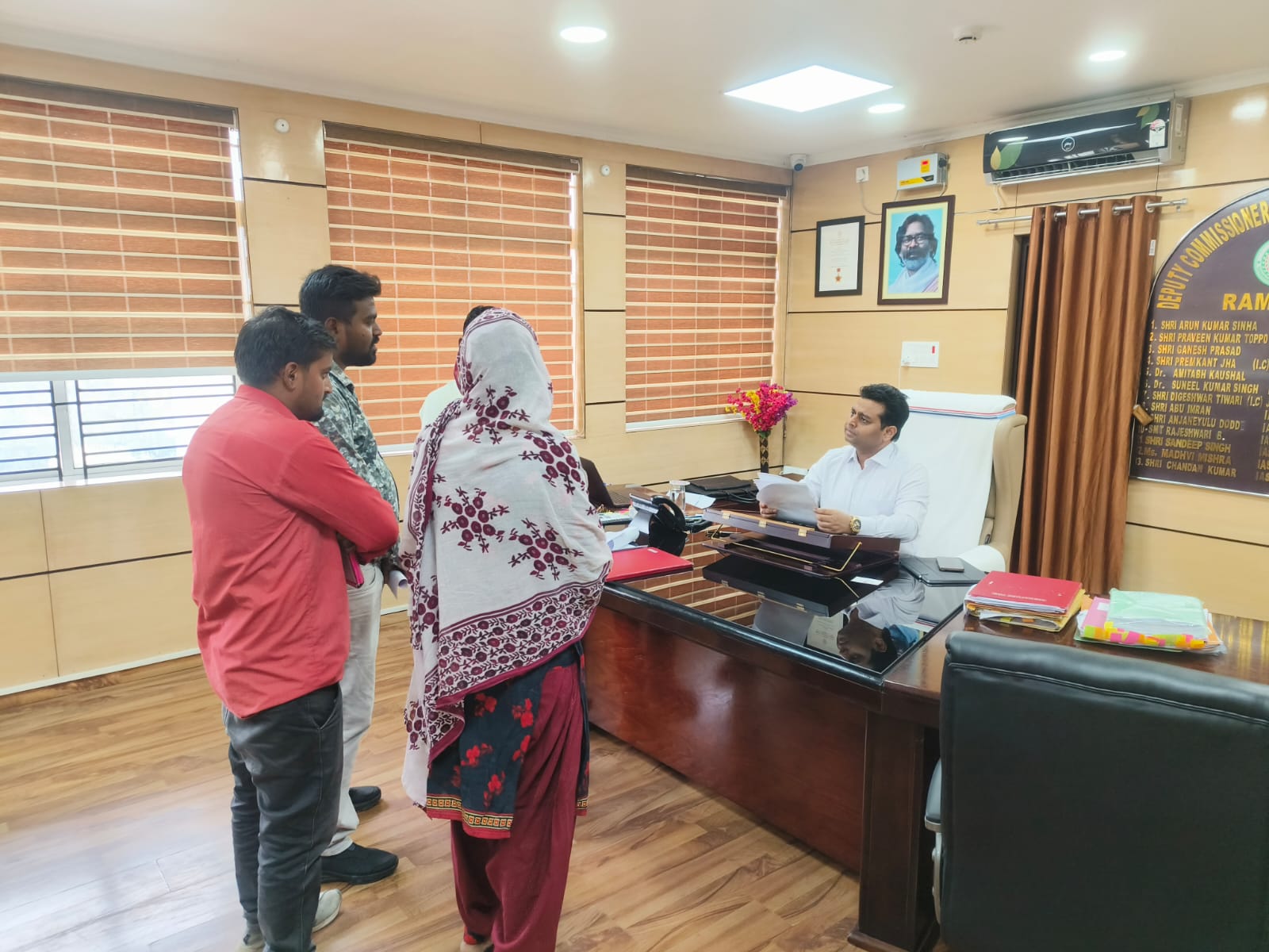 Ramgarh: उपायुक्त ने सुनी जनता की समस्याएं, निष्पादन का अधिकारियों को निर्देश