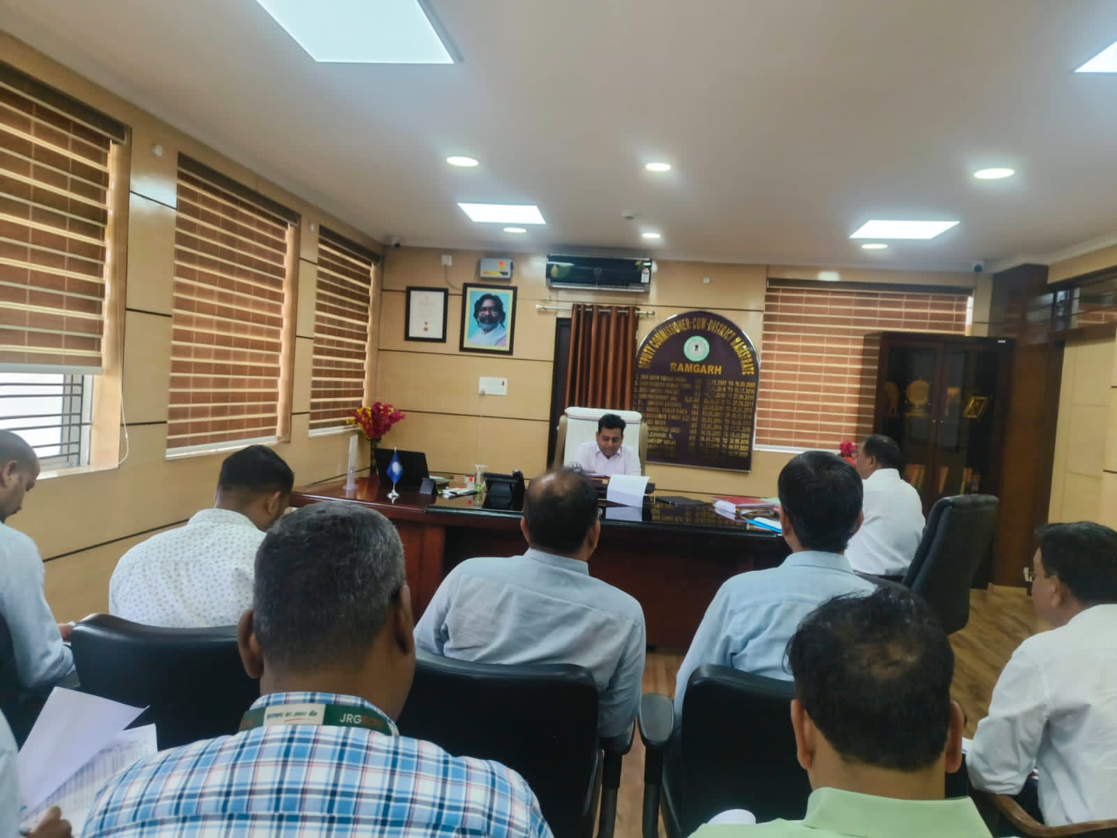 Ramgarh: जिला उद्योग केंद्र के किए जा रहे कार्यों की उपायुक्त ने की समीक्षा