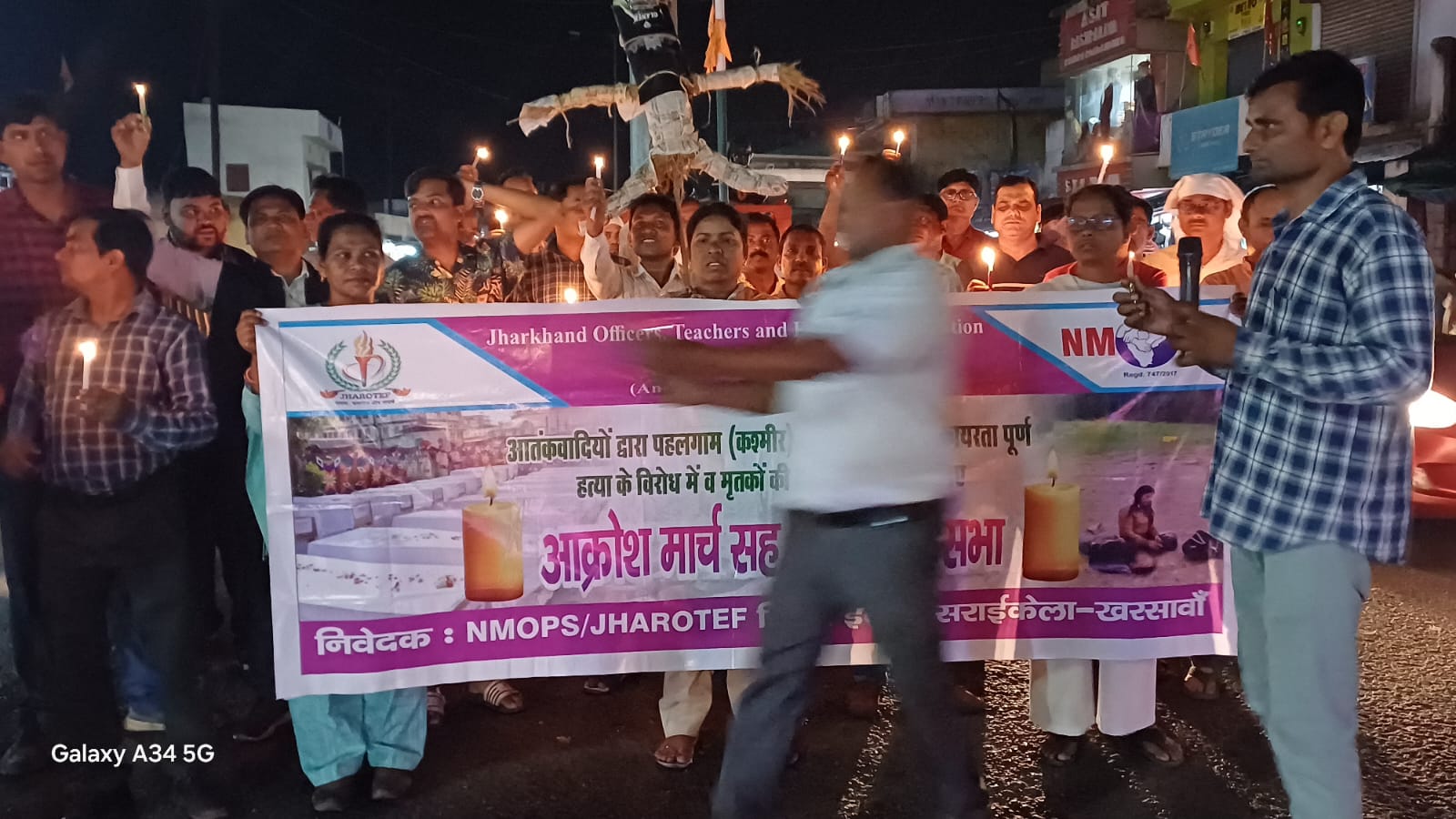 Saraikela: आतंकी हमले के विरोध में झारोटेफ ने आयोजित किया आक्रोश मार्च, आतंकवाद के पुतले का किया दहन