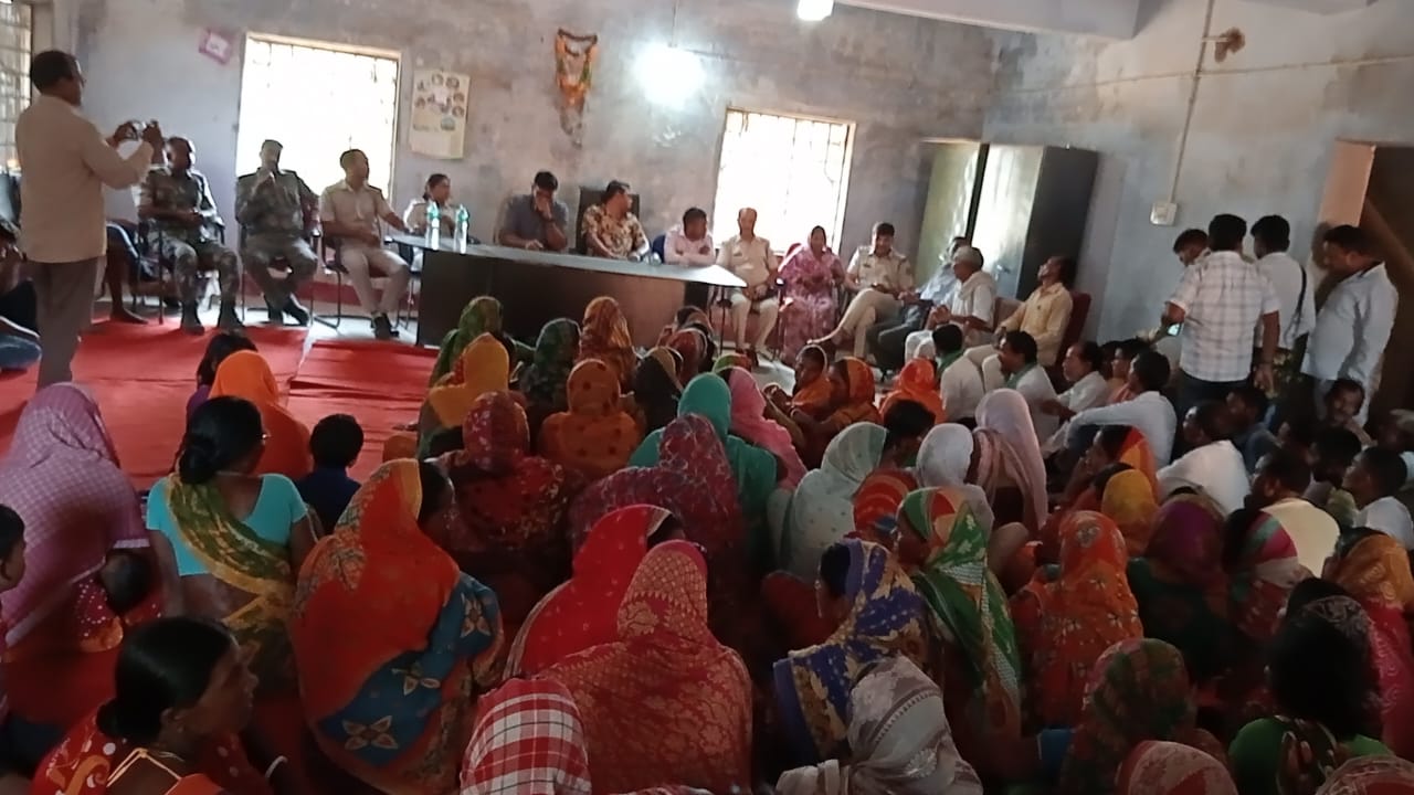 Saraikela: त्रिपक्षीय बैठक में नहीं पहुंचे दोनों पक्षों के परिजन, भयवित ग्रामीणों का पलायन जारी