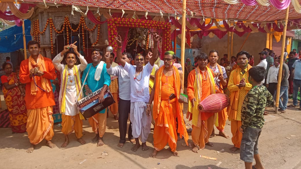 Gamharia: नीमडीह बस्ती में धूलट व नगर भ्रमण कर हुआ अखंड हरिकीर्तन का समापन