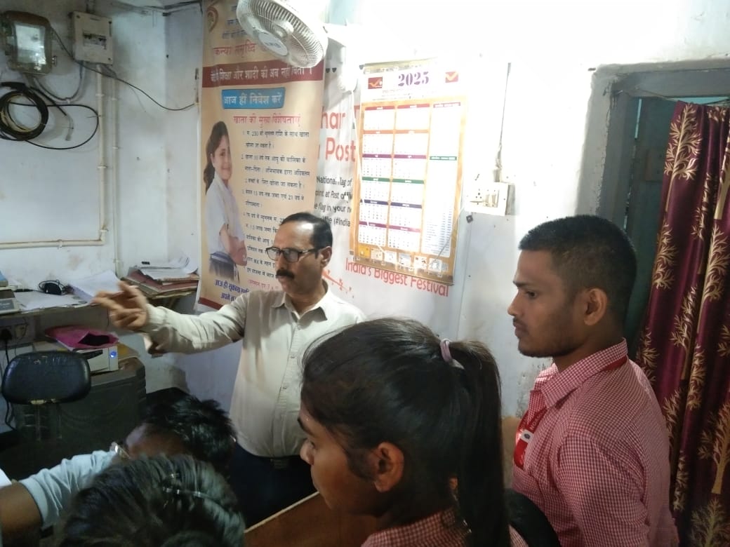 Gua : नोवामुंडी कॉलेज के छात्र-छात्राओं ने शैक्षणिक भ्रमण के तहत उप डाकघर का किया दौरा