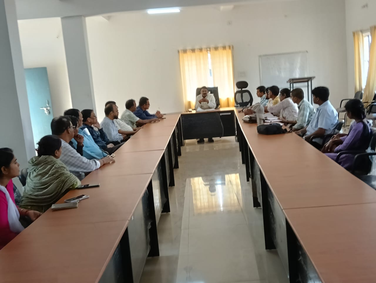 Bahragora: महाविद्यालय में शिक्षक एवं गैर शैक्षणिक कर्मचारियों की बैठक, सूचना के संधारण और वेब पेज के सुधार पर जोर