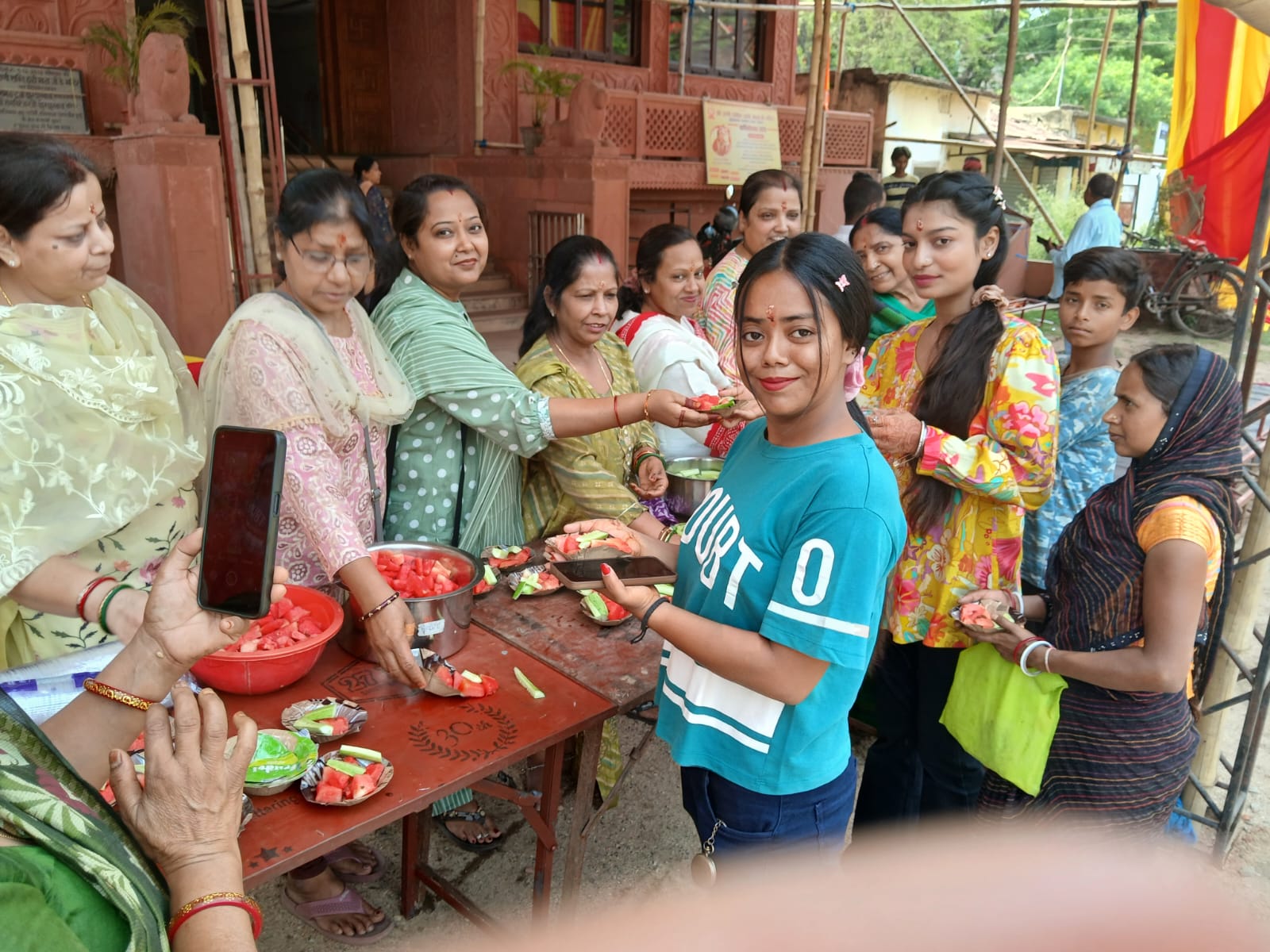 Deoghar: श्री राणी शक्ति माताजी मंदिर का वार्षिकोत्सव आरंभ, अक्षय तृतीया पर श्रद्धालुओं को बांटे फल एवं सत्तू