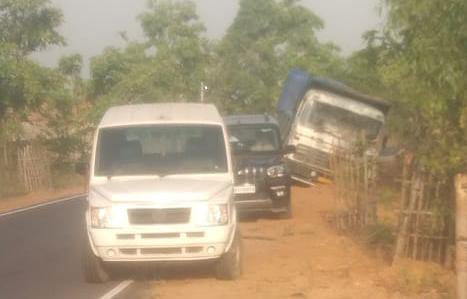 Saraikela : प्रशासन की कार्रवाई के दौरान बालू लदा एक हाइवा पलटा