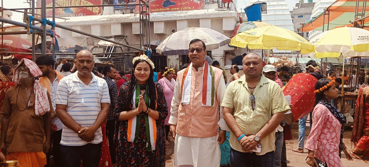 Deoghar: कांग्रेस की राष्ट्रीय प्रवक्ता डॉली शर्मा ने बाबा बैद्यनाथ की पूजा-अर्चना की