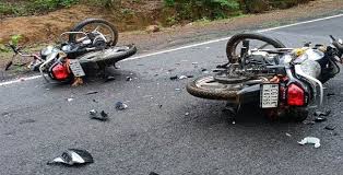 Saraikela: दो बाइक के बीच टक्कर, स्थानीय लोगों ने की मदद